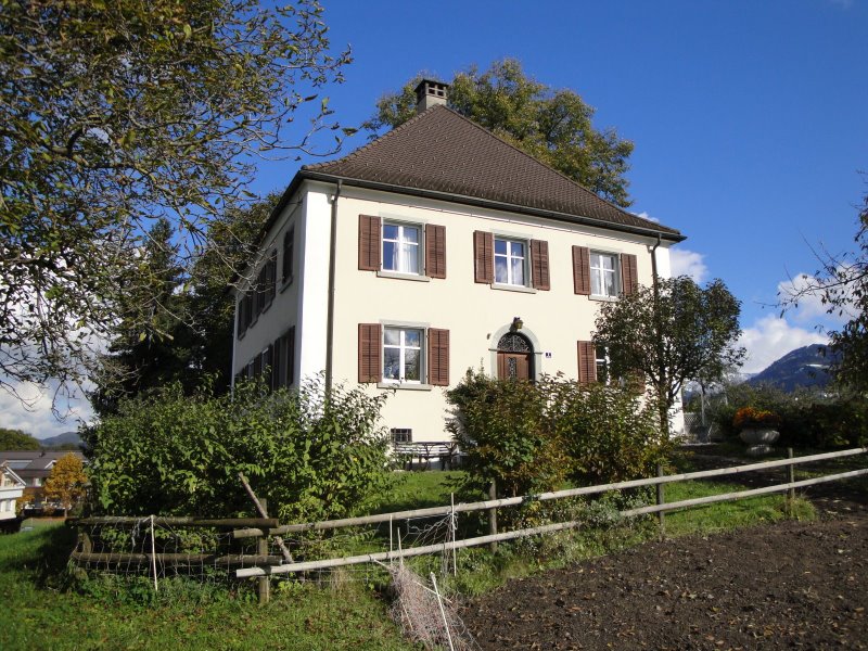 Das Pfarrhaus bei der St.-Peters-Kirche im Ortskern von Rankweil