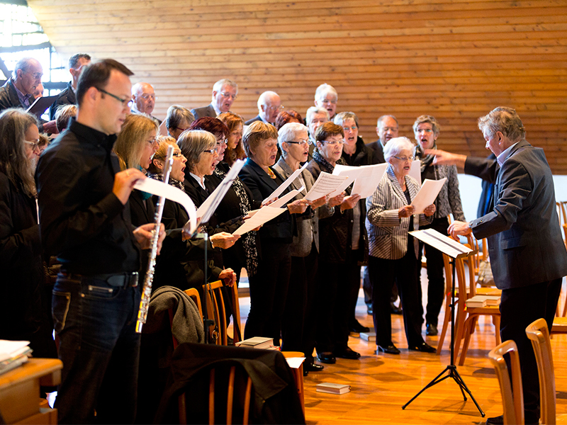 Ein Chor singt bei einem Gottesdienst in der Basilika Rankweil