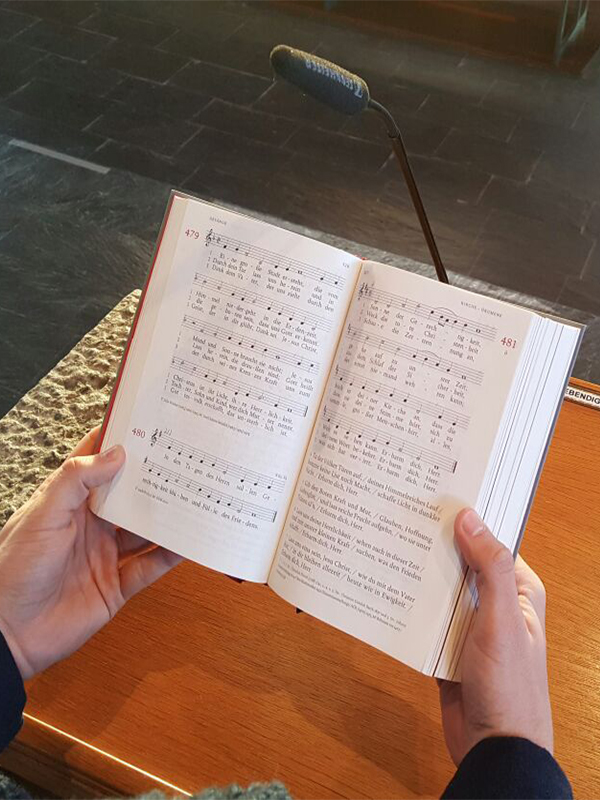 Kantorin am Ambo beim Vorsingen im Gottesdienst