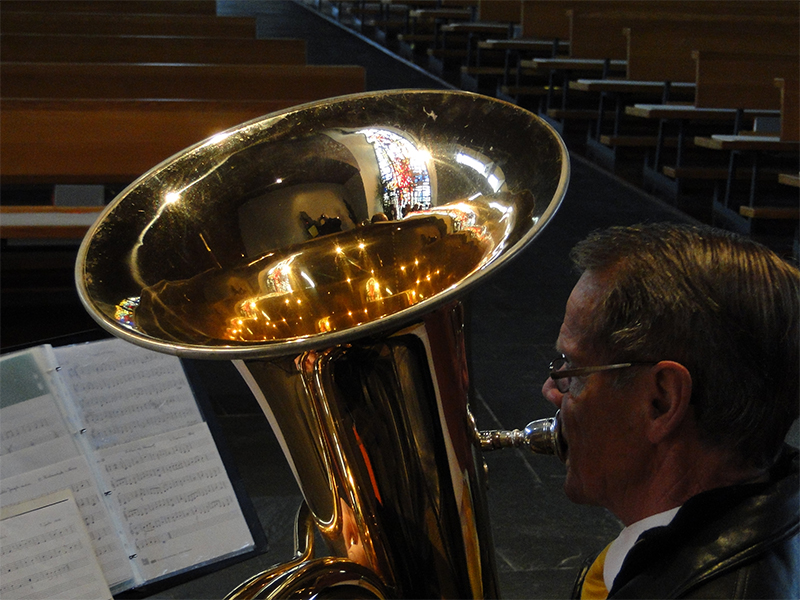Bläsergruppe spielt bei einem Festgottesdienst