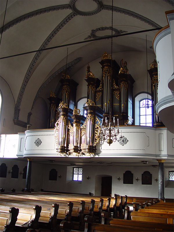 Blick auf die Orgel und den Spieltisch