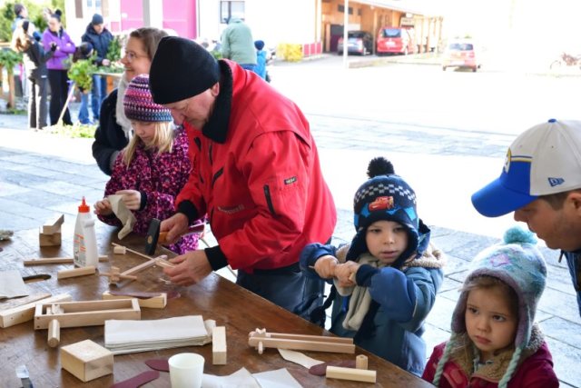 Palmen binden und Ratschen bauen – Bild 4