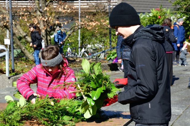 Palmen binden und Ratschen bauen – Bild 12